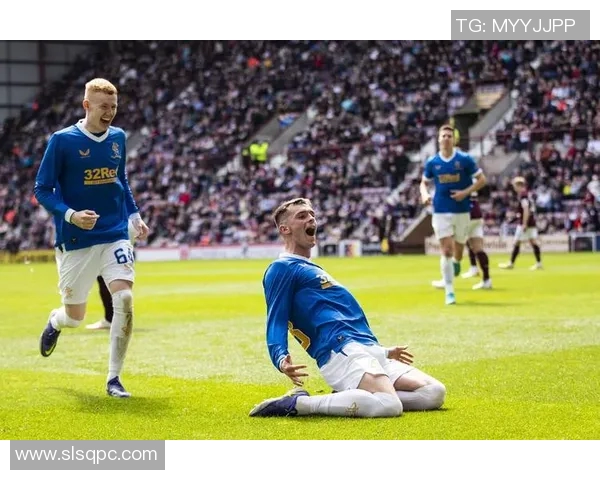 欧联赛场球员小动作引发热议 细节成焦点引关注 欧联赛场球员小动作引发热议 细节成焦点引关注