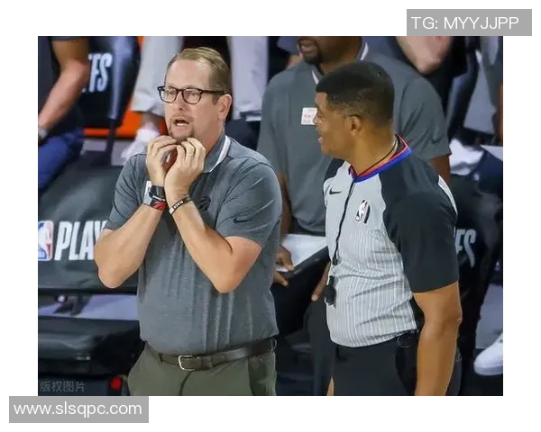 猛龙赛场突发小插曲裁判冷静应对化解冲突维护比赛秩序